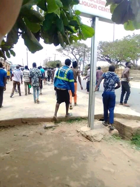 Police, angry mob  tussle in  chilobwe township