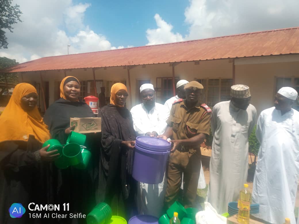 Azimayi Achisilamu Alimbikitsa Akayidi Kukonda Kupemphera